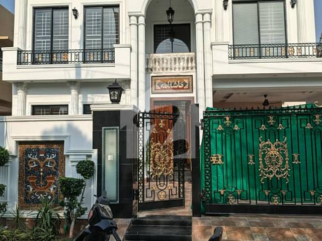1 Kanal Luxurious House Available For Sale