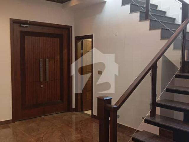 1 kanal luxury house near to park available for sale