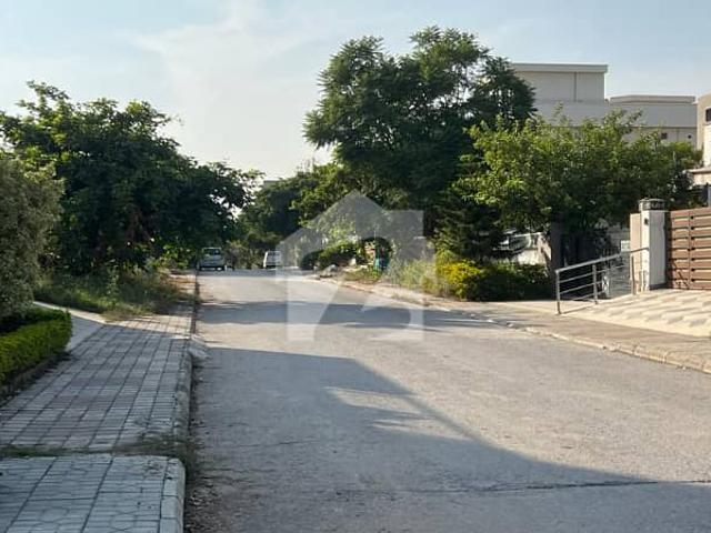 1 kanal level plot street 2 plot 82 easy access near gate 01