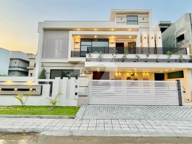 1 Kanal Slightly Used Double Unit House At Prime Location