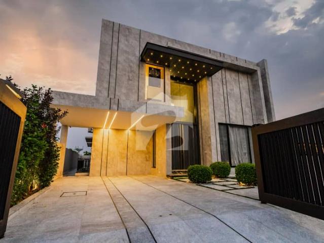 1 Kanal Top Quality Build Luxurious Beautiful Modern Design Villa With Basement For Sale In DHA Lahore Phase 6 Near Park And Raya Golf Club