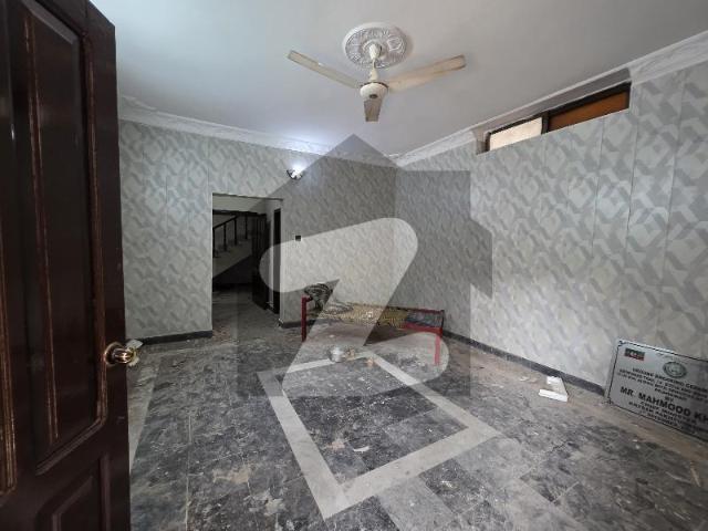 1 Kanal Well Maintained House For Sale Prime Location. Hurry Up! Dont Miss This Opportunity! Hayatabad Phase 6