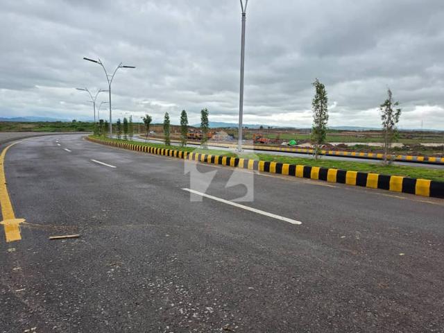 1 Kanal 50x90 Plot For Sale With Huge Green Area