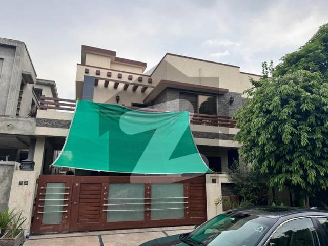 1 kanal 6 bedroom 2 drwing room 2 dining 2 tv lounge 2 kitchen fully furnished