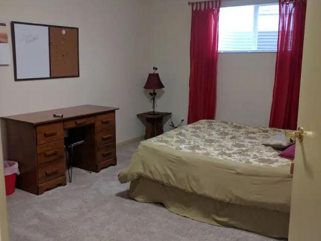 1 Large bedroom for rent close to Transit. Females only please