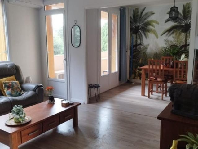 1 logement étudiant avec bal!