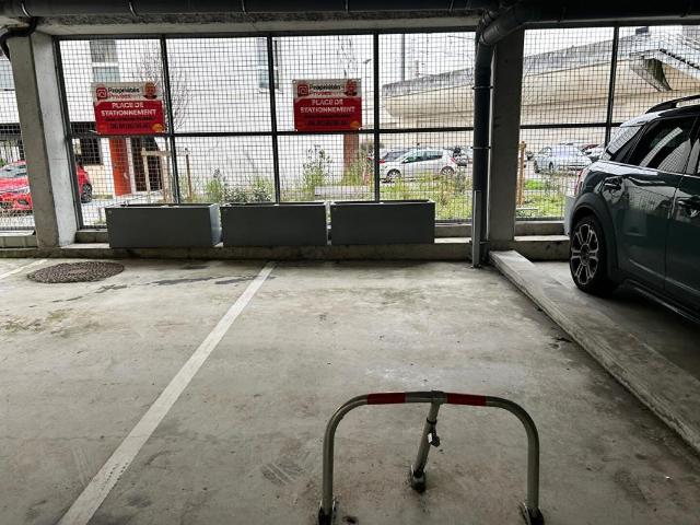 1 PLACE DE PARKING Bas Cenon Près de ligne A et à 50 mètres de l'arrêt SNCF de Cenon