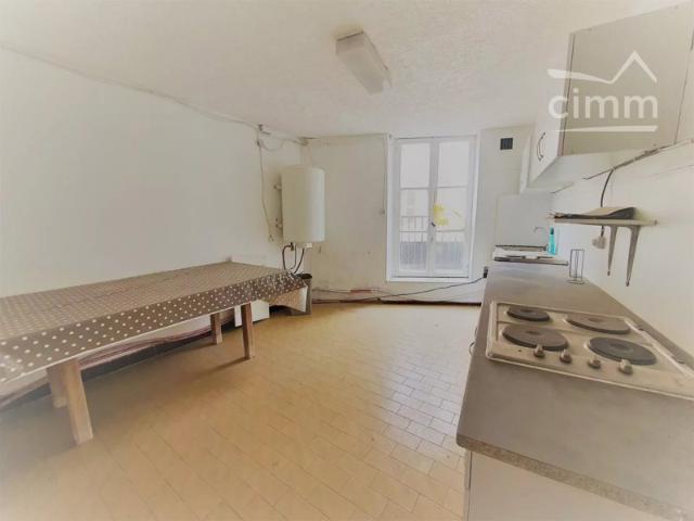 1 plateau d'habitation à rénover avec petit balcon – Centre ville La Tour du Pin