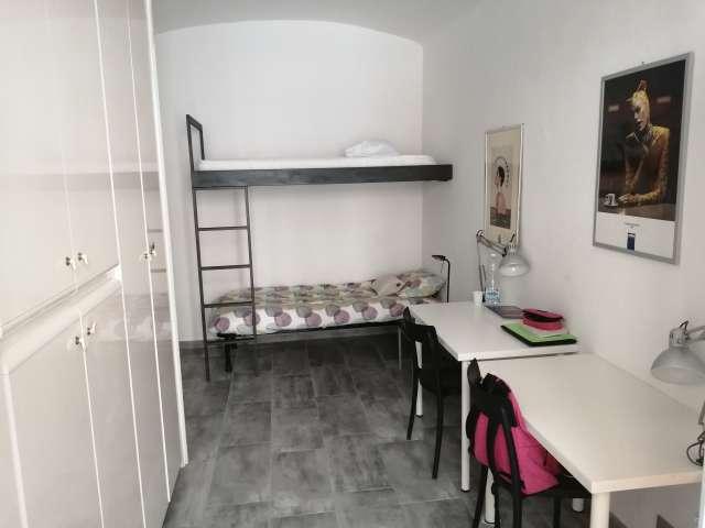 1 posto letto in affitto in appartamento con 2 camere da letto a Torino