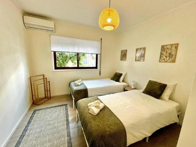 1 quarto, Custoias Custoias 4460 282 101841139