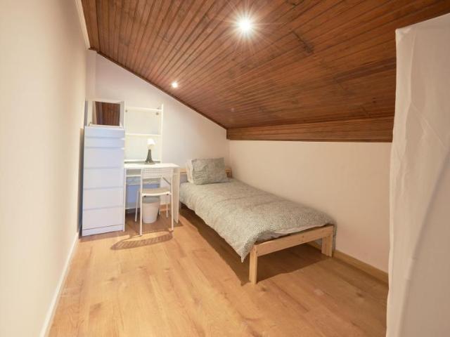 1 quarto, Lisbon Lisbon 1700 100 102854974