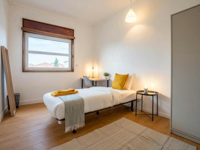 1 quarto, Porto Porto 4050 282 103613593