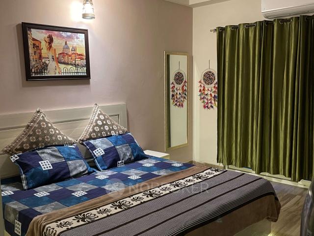 1 RK Flat In Paramount Golf Foreste, Sector Zeta, Grea