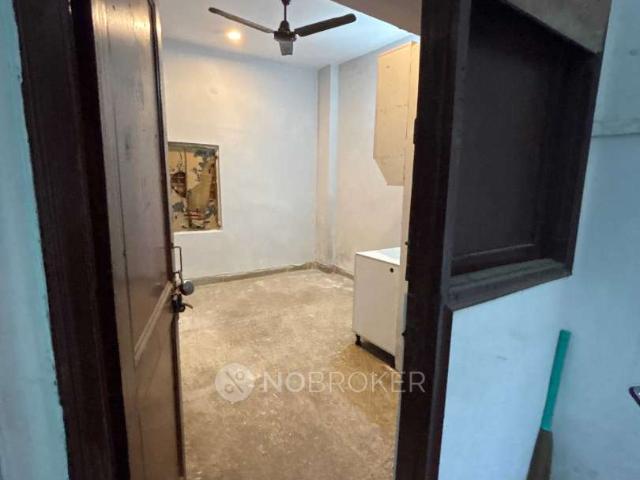 1 RK House for Rent In Hollywood Beauty Saloon