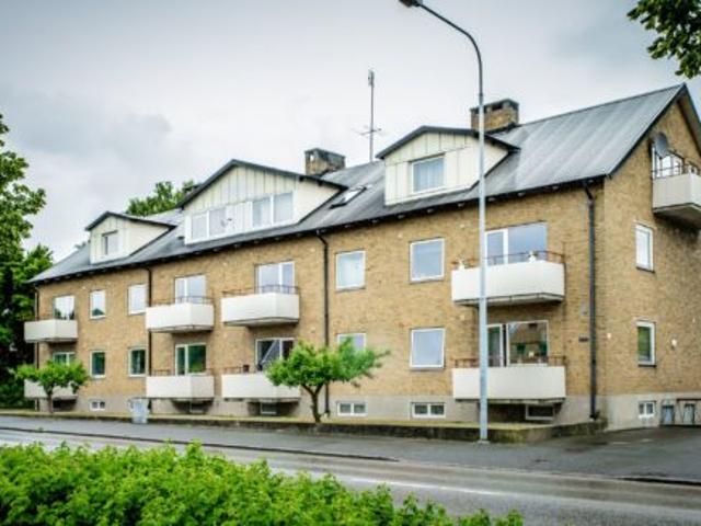 1 rok på andra våningen. Belägen på Västergatan i Tomelilla. Ingen hiss, ingen balkong