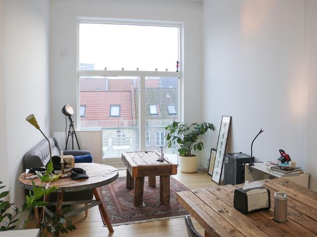 1. vær. lejlighed med hems og altan