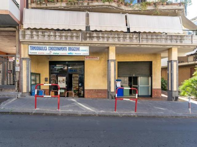 1 Vetrina in vendita a Aci Castello