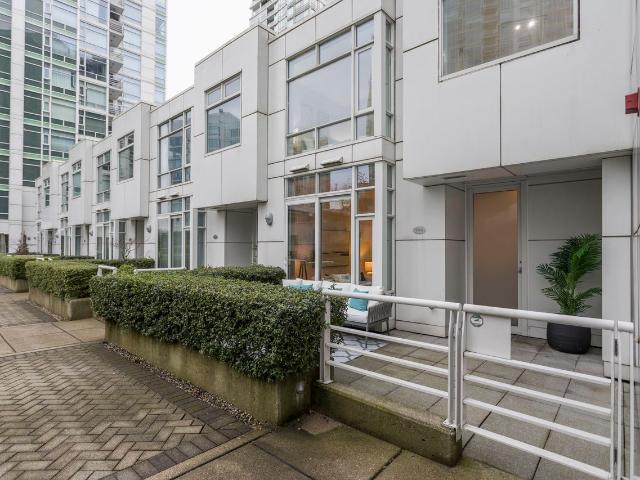 [1 year term only] Unfurished Luxury 3 bedroom 2.5 bathroom townhome