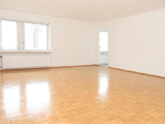 1 Zi. Appartement mit EBK im 7. OG mit Ausblick, direkt an der U Bahn