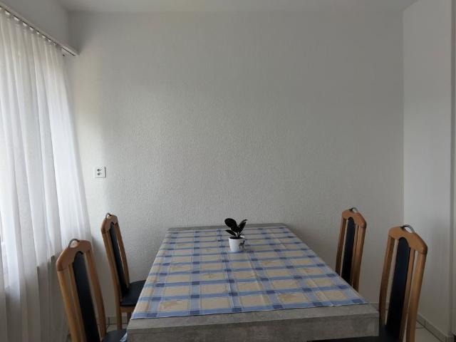 1 Zimmer, 80 m², 1. Stock