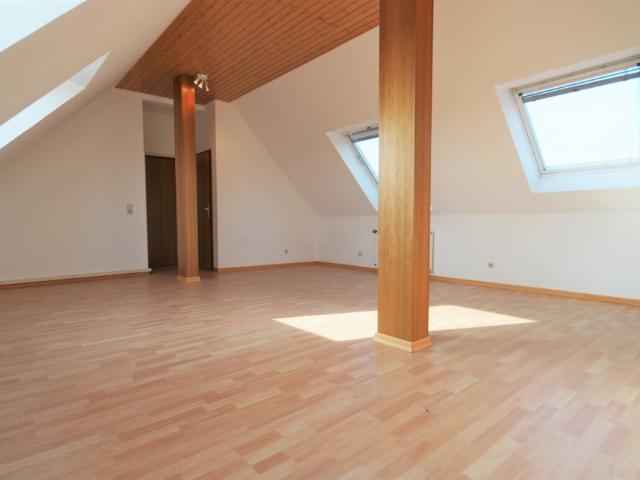 1 Zimmer Dachgeschosswohnung mit Charme in der Nähe vom Schillerplatz in Mönchengladbach