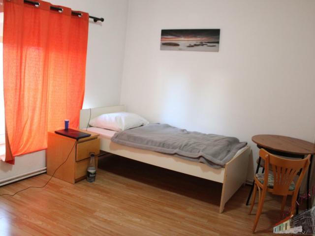 1 Zimmer Mietwohnungen mit 1 Bett in Fischamend 280, Euro monatliche Pauschale WC und Dusche am Gang ab Jänner / Februar 2026 verfügbar
