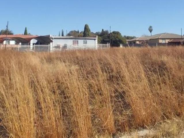 1 000 m² Land available in Kinross