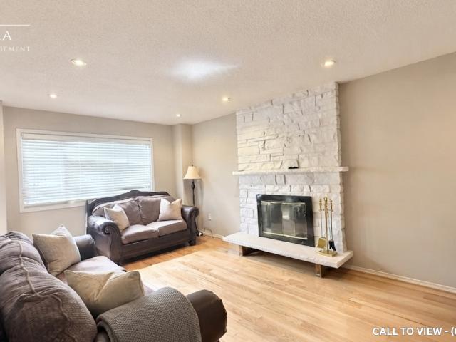 1 18 Gaslight Crescent, Scarborough, Ontario M1C 3S8 NEWLY RENOVATED 4 BEDROOM MAIN LEVEL UNIT WITH BEAUTIFUL FINISHES Apartment for Rent