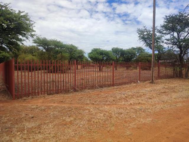 1 100 m² Land available in Stella