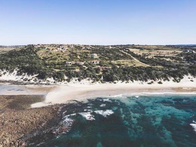 1 105 m² Land available in Khamanga Bay