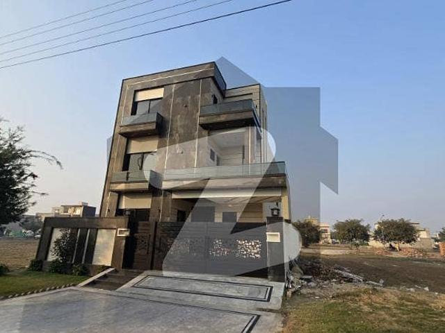 1/ 10 Marla 6 Bed Modern Luxury Villa