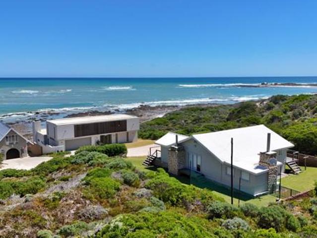 1 121 m² Land available in Suiderstrand