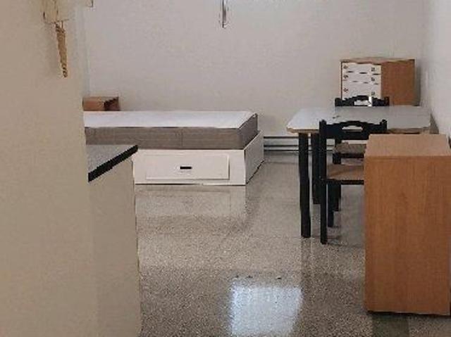1 1/2 Chauffé,Éclairé,Semi meublé. intercom, Wi Fi $