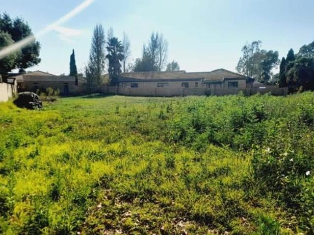 1 200 m² Land available in Grimbeek Park