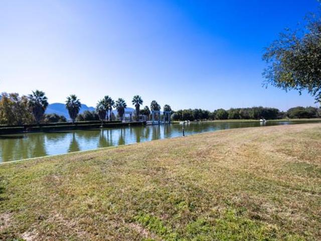 1 210 m² Land available in The Island Estates