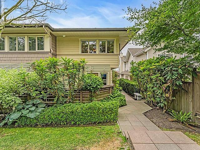 1 215 E 4th Street North Vancouver, British Columbia