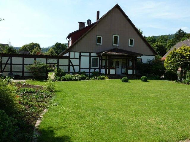 1 2 Familienhaus mit großem Garten / OT Linse