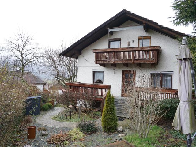 1 2 Familienhaus am Fuße des Hohen Bogen, sanierungsbedürftig!
