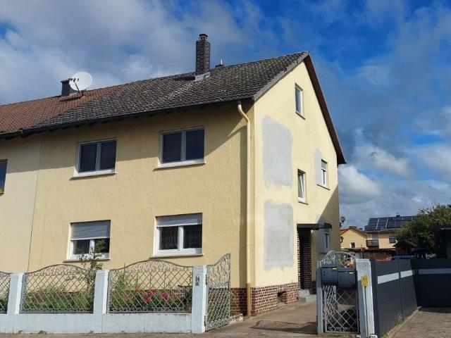 1 2 Familienhaus in ruhiger Lage teilsaniert