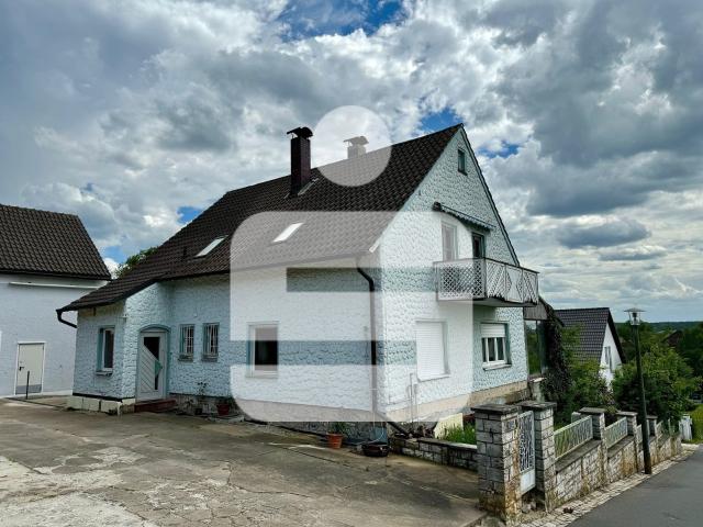 1 2 FH mit großem Grundstück in Lonnerstadt. Mit geräumigen Nebengebäude für den Heimwerker