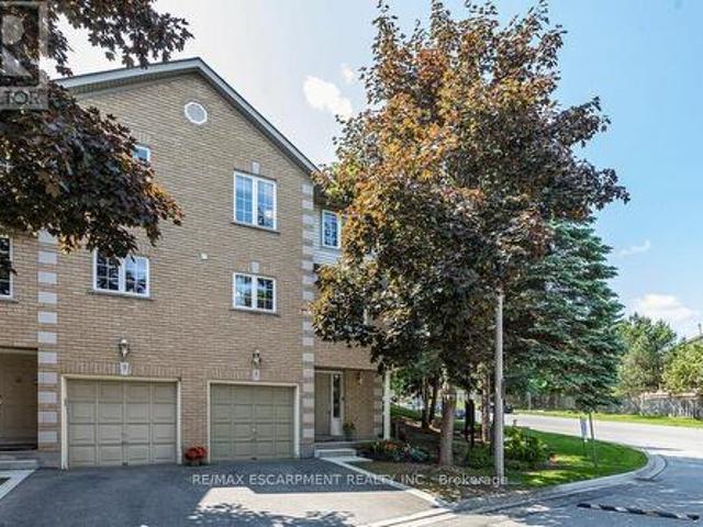 1 31 Moss Boulevard, Hamilton, ON, L9H 7A6 townhouse for sale | Listing ID X12238 | Royal LePage