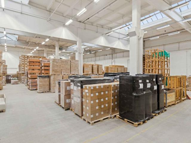 1.468 m² højloftet lager/produktion