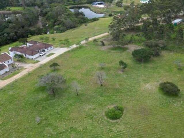 1 400 m² Land available in East London Outlying