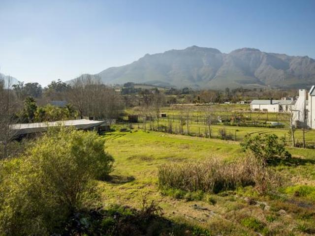 1.4 ha Land available in Jamestown