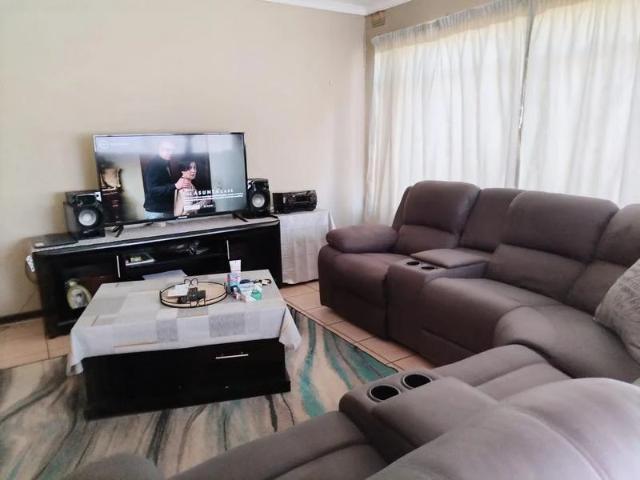 1.5 Bedroom Flat For Sale in Vanderbijlpark CW3