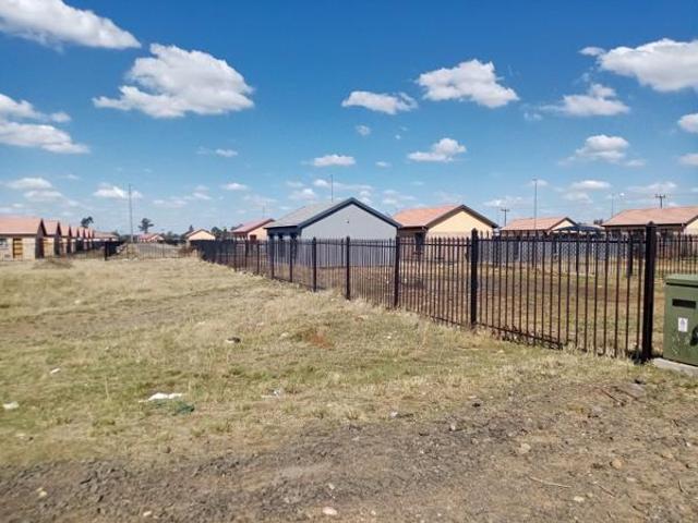 1 744 m² Land available in Pinehaven