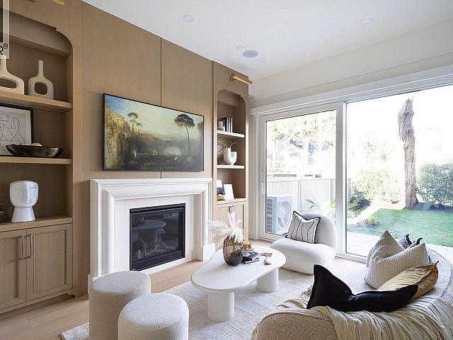 1 864 E 16th Avenue Vancouver, British Columbia