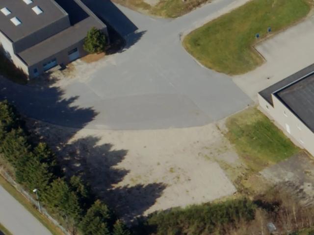 1.800 m² attraktive produktions og lagerfaciliteter. Loftshøjder fra 3 til 8 meter. Velegnet til både produktion / højlagring