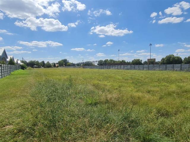 1 835 m² Land available in La Hoff