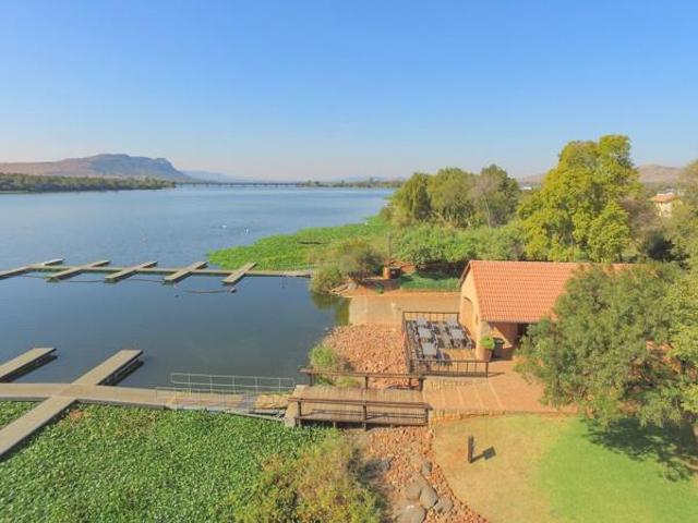 1 930 m² Land available in The Coves